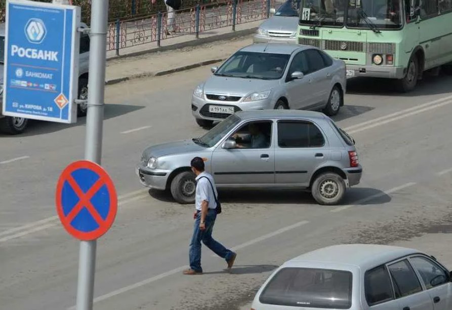 Выписали штраф за сплошную. Пересечение лвойной спло. Пересечение двойной сплошной штраф. Пересечение 2 сплошной штраф. Наказание за двойную сплошную.