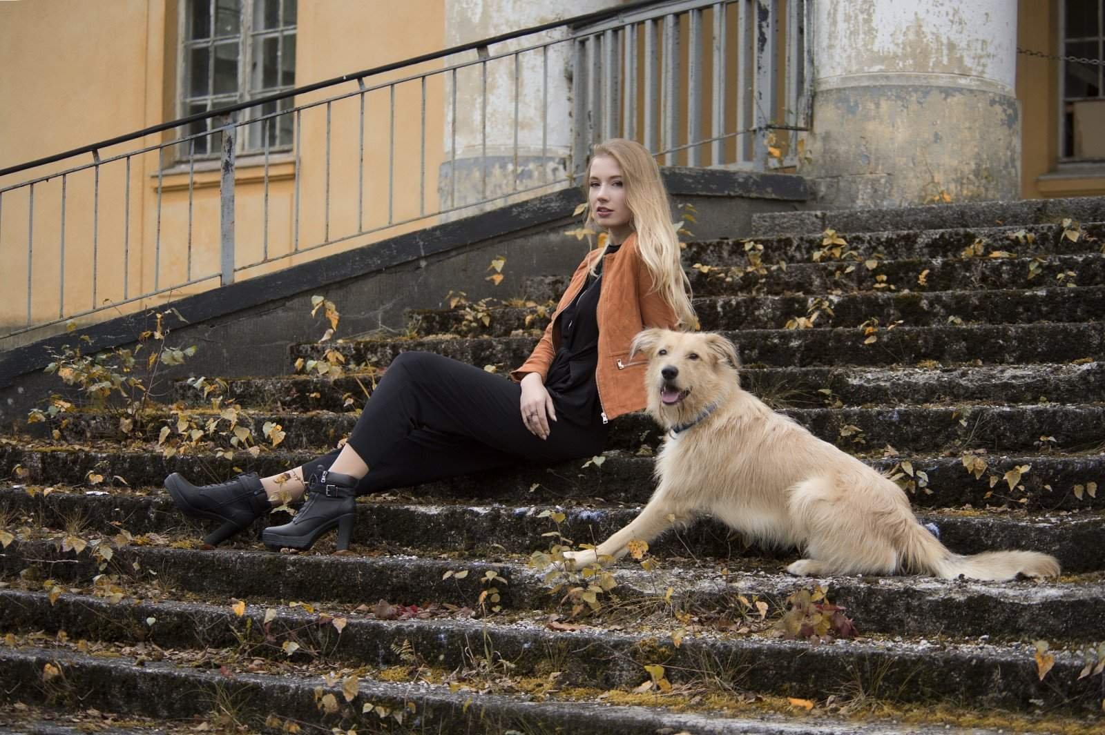 Картинка девушки с собакой. Девушка с собакой. Девушка с собакой фотосессия. Девушка в городе с собачкой. Девушка с собакой в городе.