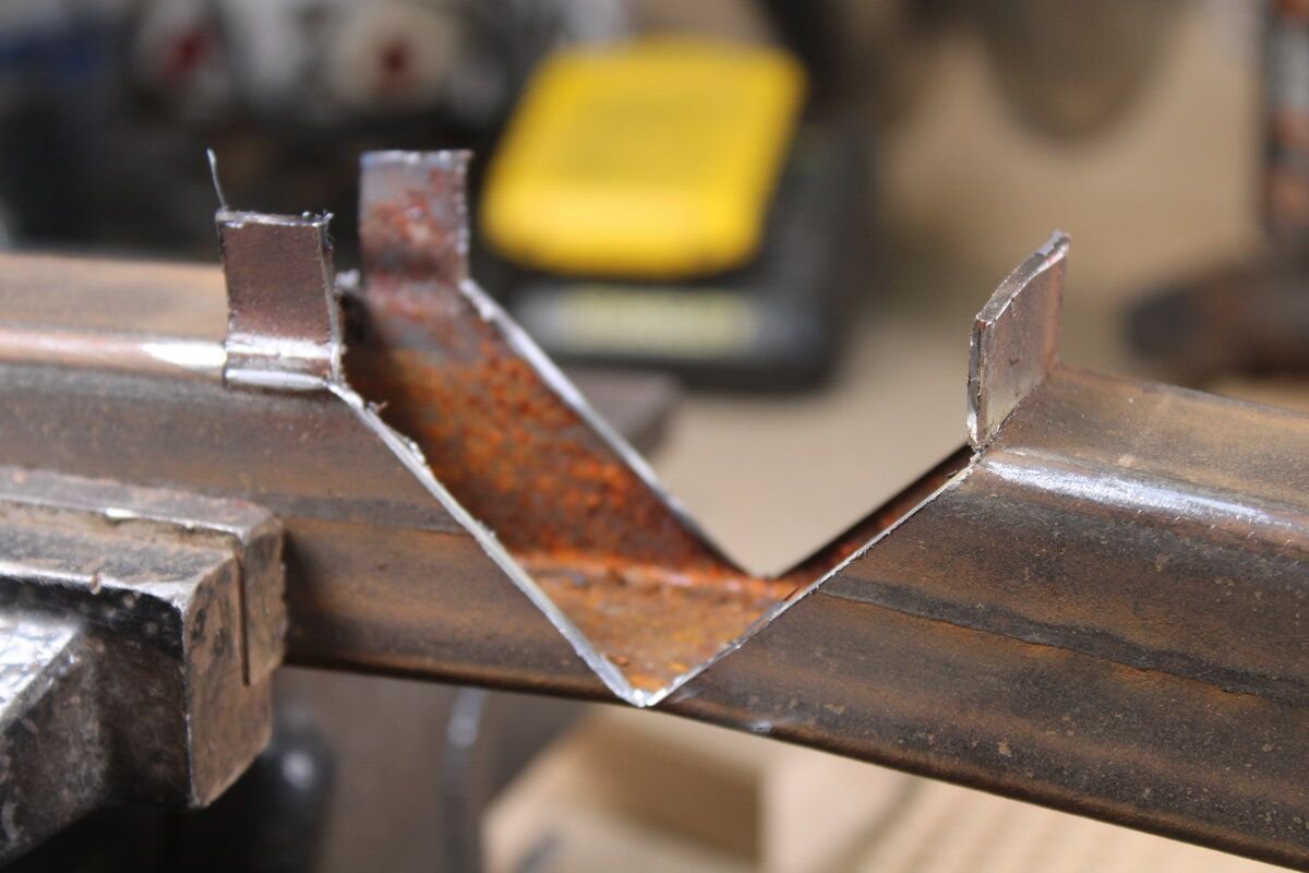 гнутая профильная труба под 90 градусов. загиб профильной трубы 40х20. изгиб профильной трубы 90 градусов. загиб профильной трубы под 90 градусов с вырезом. загнуть профильную трубу под 90.