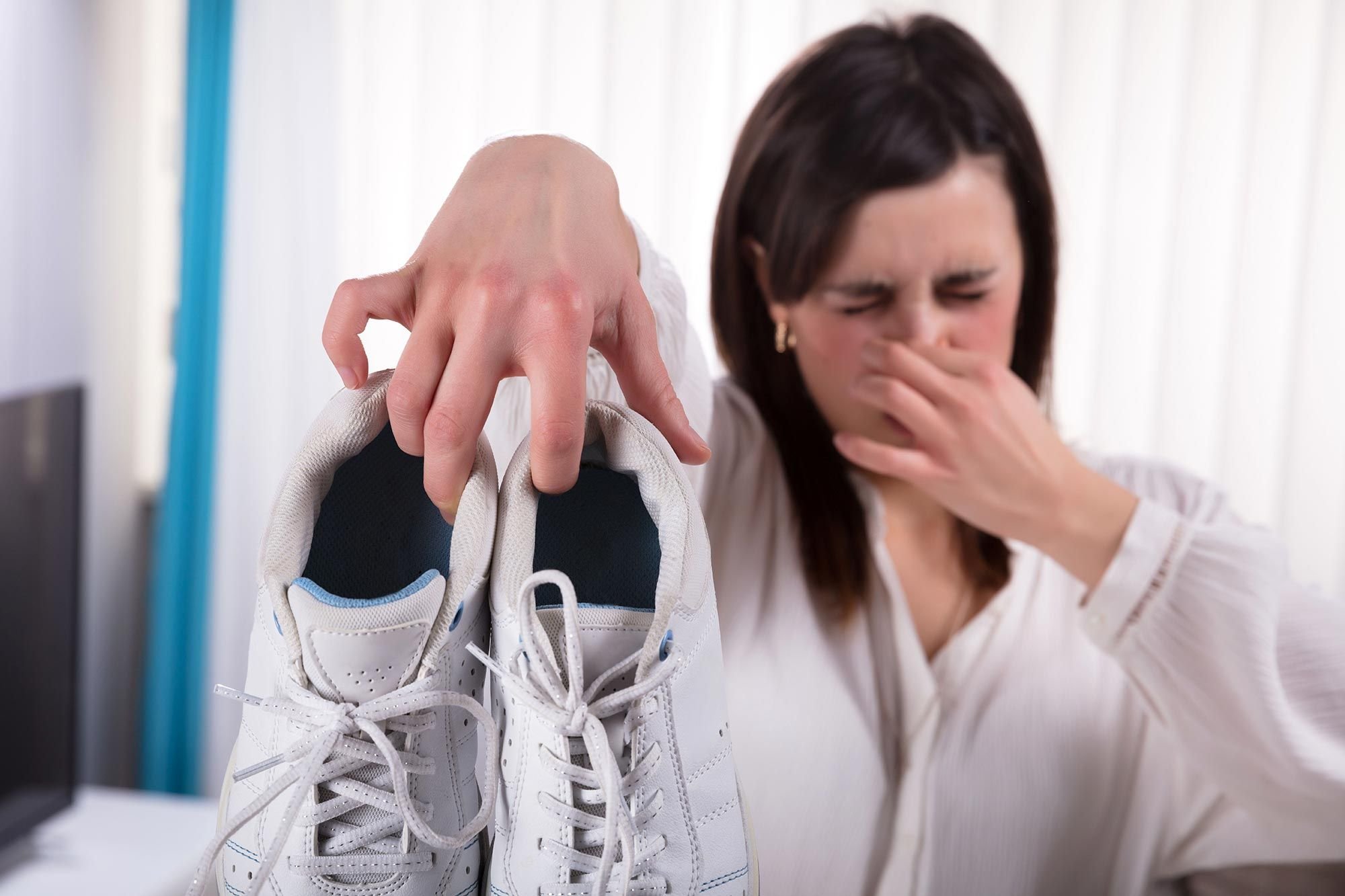 Потные кроссовки. Пахнут ботинки. Потные женские кроссовки. Вонючие женские туфли. Пахнут ботинки.