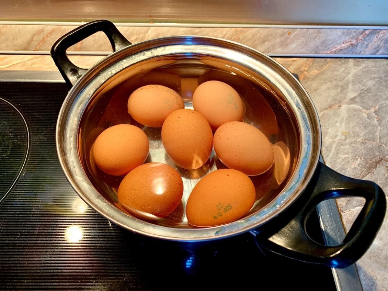 При гастрите можно яйца вареные. Яйца в кастрюле. Отваривание яиц. Что приготовить с яйцами. Вареные яйца.