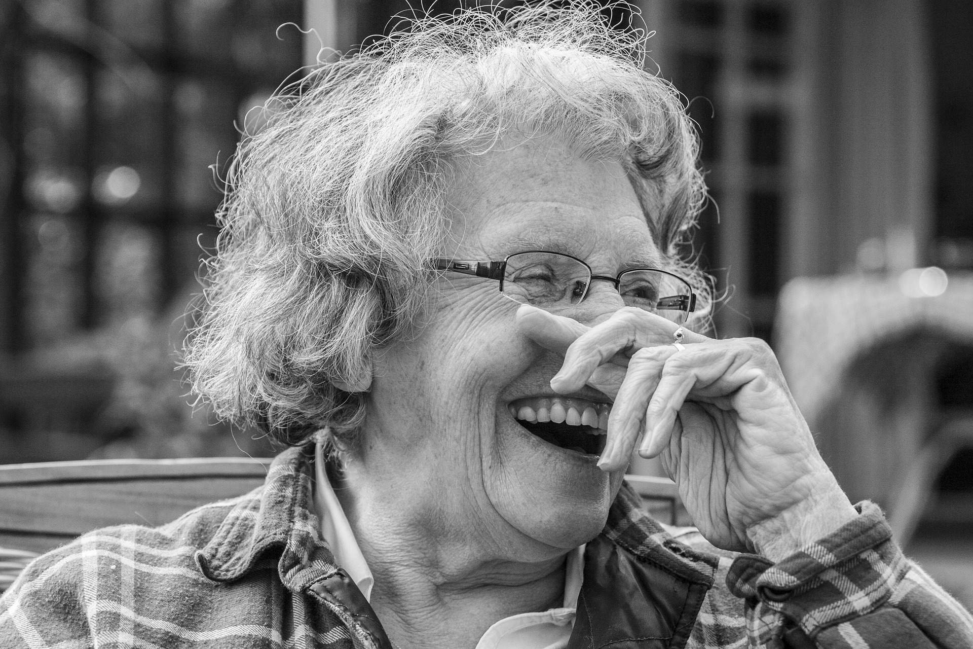 Пожилой смех. Пожилая женщина. Пожилая женщина смеется. Пожилые люди смеются. Бабушка смеется.