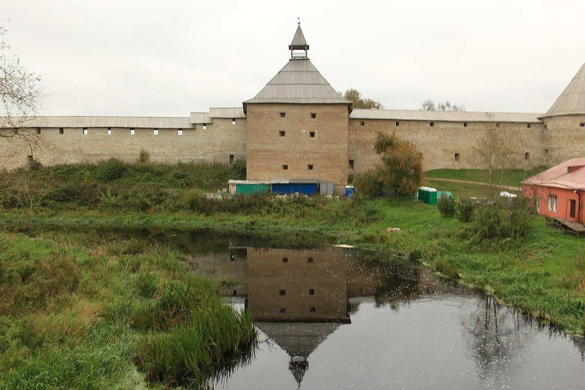 Старый и новый замок. Староладожская крепость раскатная башня. Староладожская крепость Докучаев. Экскурсии в старую Ладогу. Крепость в старой Руссе.