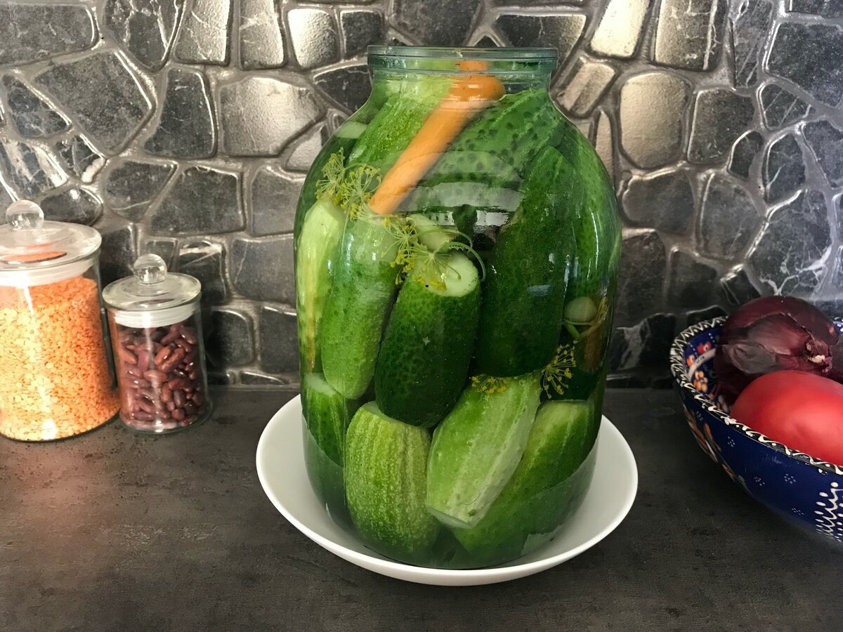 огурцы консервированные. малосольные огурчики в банках. огурцов холодной водой. огурцов холодной водой. огурцы под капроновой крышкой.