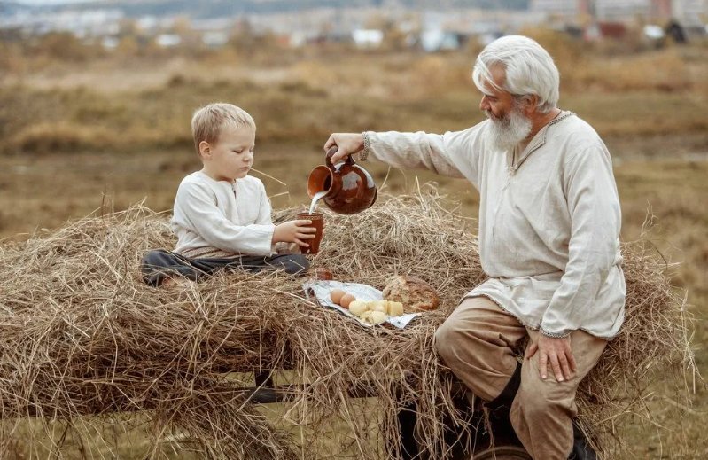 Сын руси. Деревенский дедушка. На деревню к дедушке. Дед и внуки в деревне. Старики в деревне.