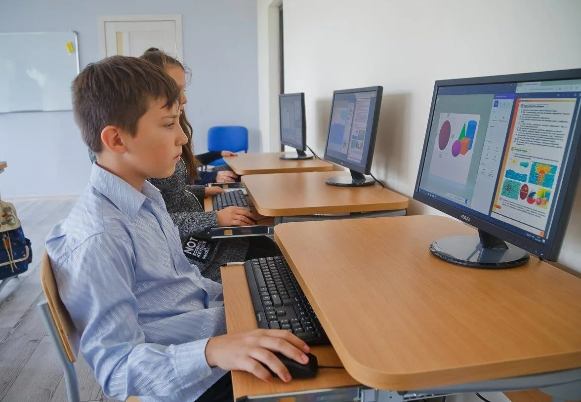Ученик по информатике 10. Компьютерные классы в школах. Компьютер для школьника. Компьютер в школе. Компьютерное оборудование для школ.