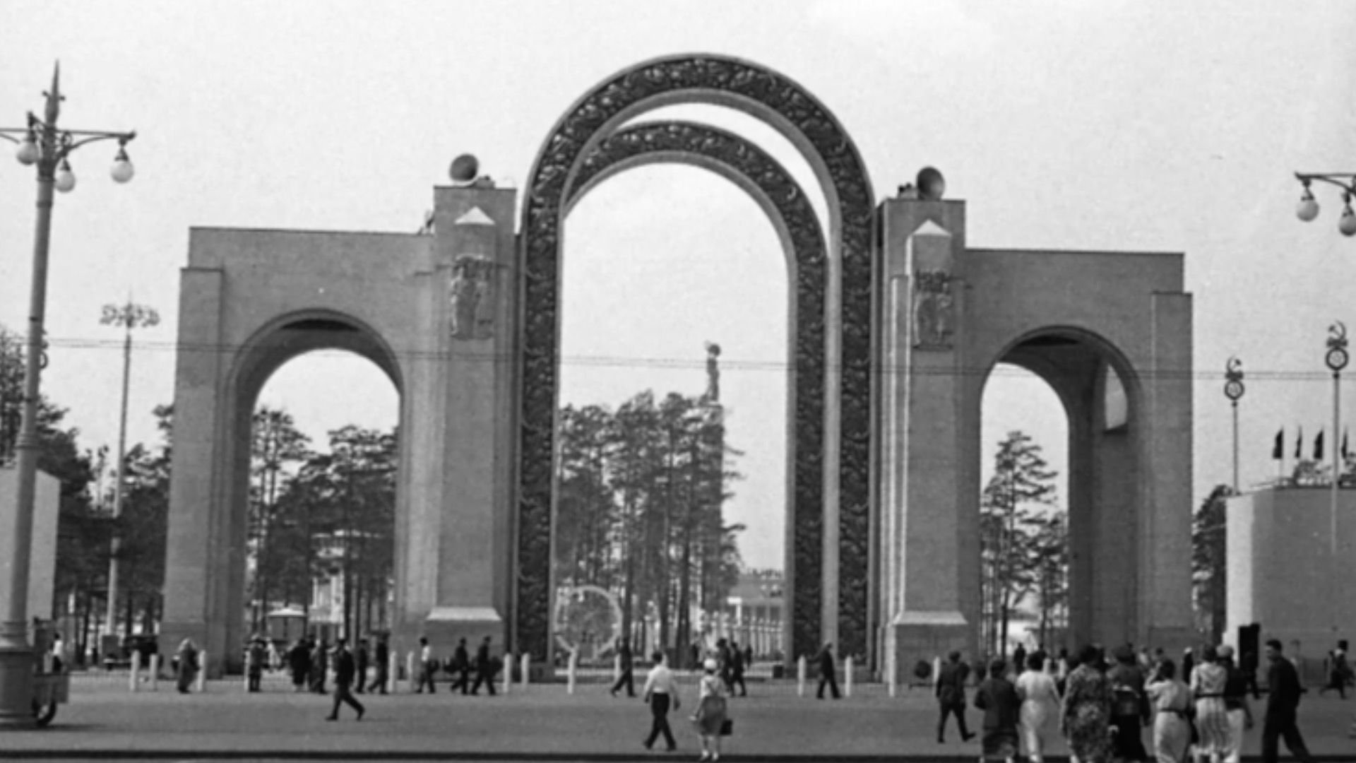 Арка северного входа вднх. Главный вход ВДНХ 1950. ВДНХ главный вход. Арка главного входа Всесоюзной строительной выставки. Опоры освещения ВДНХ исторические.