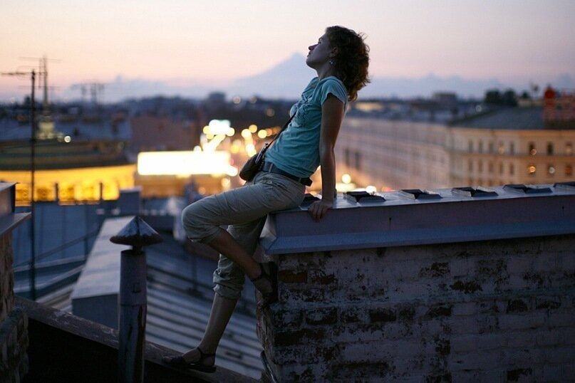 Фото девушки на крыше ночью