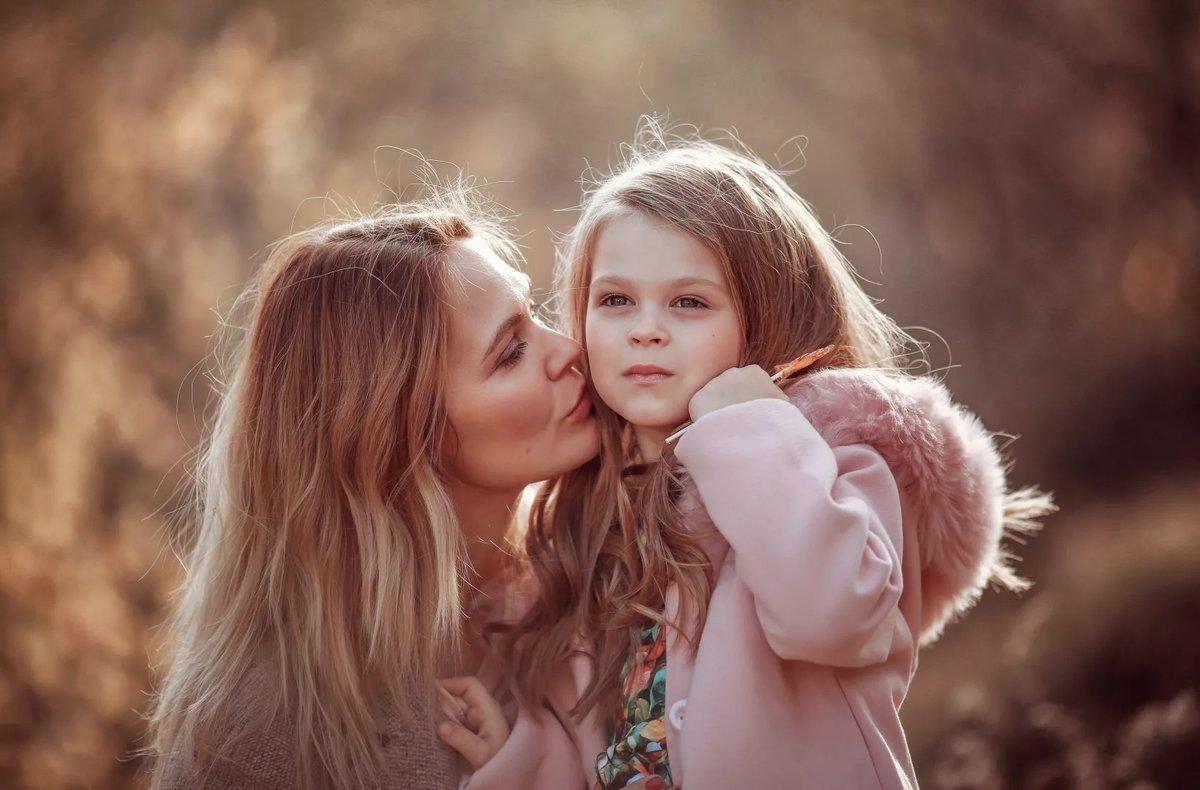 отношения между дочерью и матерью. любовь матери к сыну. счастливая мама с ребенком. подросток ругается с мамой. мать ненавидит свою дочь.
