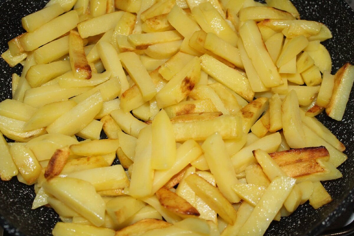 Сковородка с картошкой. Картошка с молоком на сковороде. Картошку жарить под крышкой или нет. Как жарить картошку на подсолнечном масле. Картошка жареная половинками.