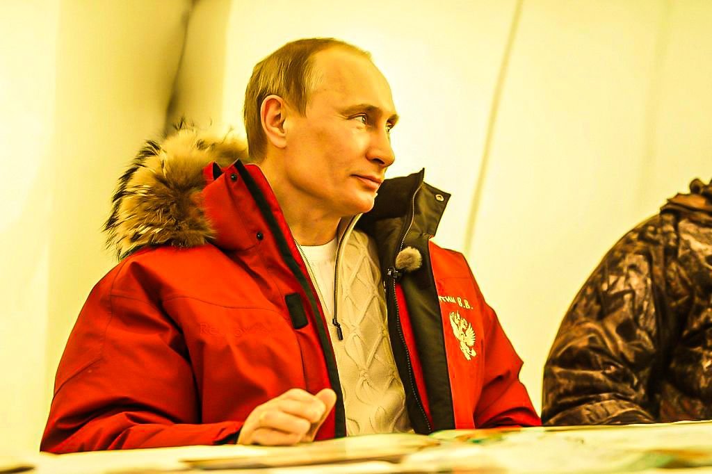 Путин в красном пуховике