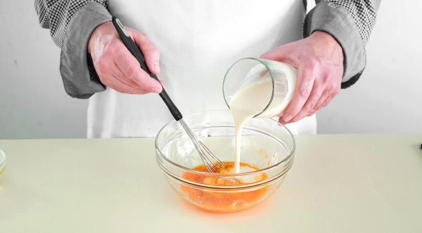 Мука и масло. Перемешивание ингредиентов. Творожная масса ингредиенты. Ингредиенты для бисквитного крема. Перемешивание ингредиентов.