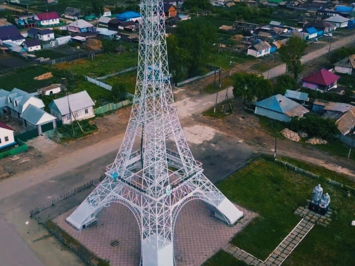 Париж челябинской. Село Париж Нагайбакский район, Челябинская область, Россия. Париж башня Нагайбакский район. Село Париж Нагайбакский район. Эйфелева башня в Париже Нагайбакского района.