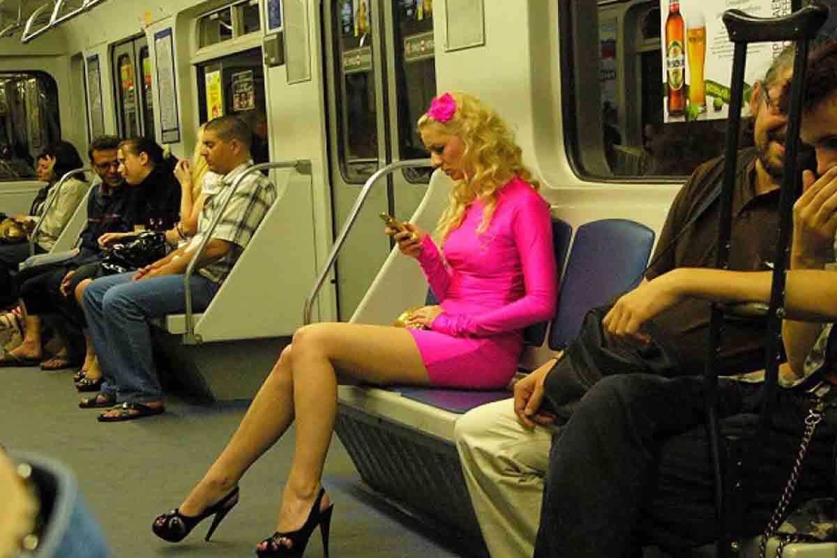 короткие юбки в метро
