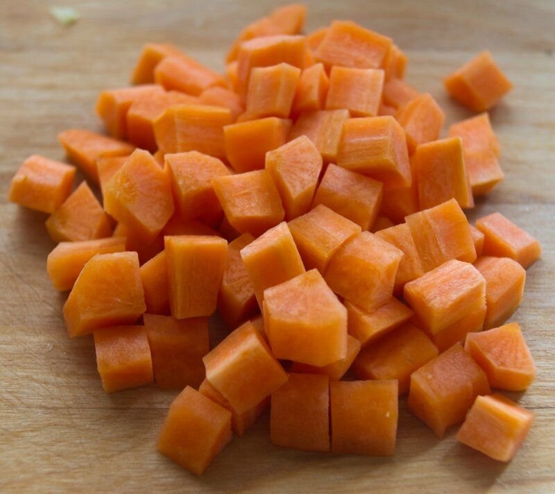 Нарезать квадратиками. Морковь кубиками. Нарезка моркови кубиками. Морковь нарезанная кубиками. Порезать морковку кубиками.