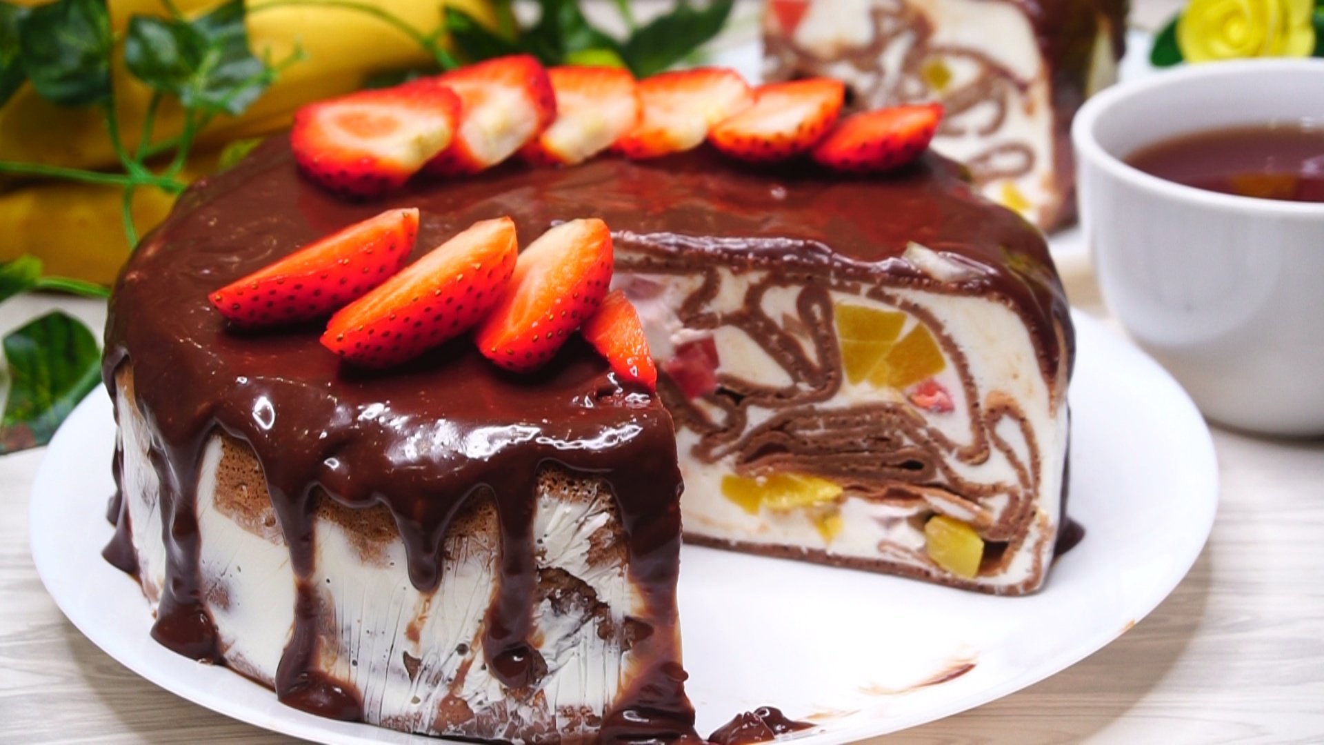 Блинный шоколадный торт с фруктами