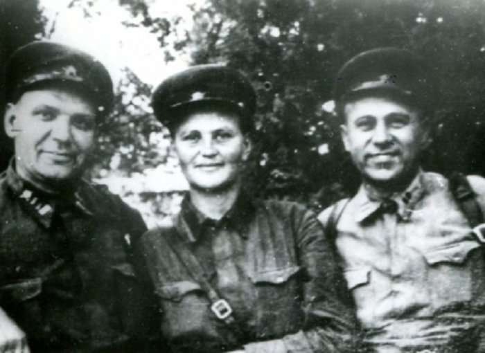 Перебила взвод немцев. Четверых из них прикладом. И спасла