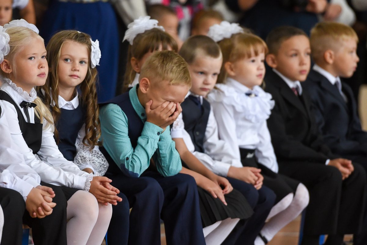 Учатся ли сегодня школьники в магнитогорске. Русские дети в школе. Школа России. Школьники России. Дети в Российской школе.