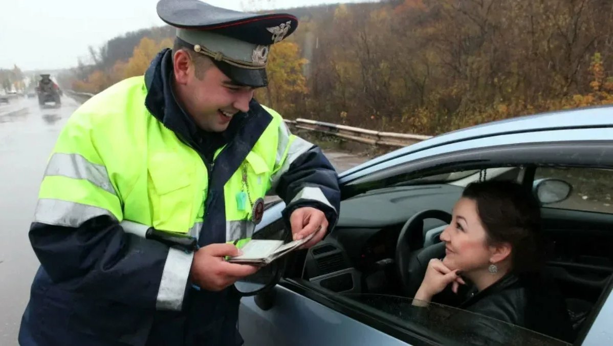 Зачем хитрые водители держат в машине разбитый телефон