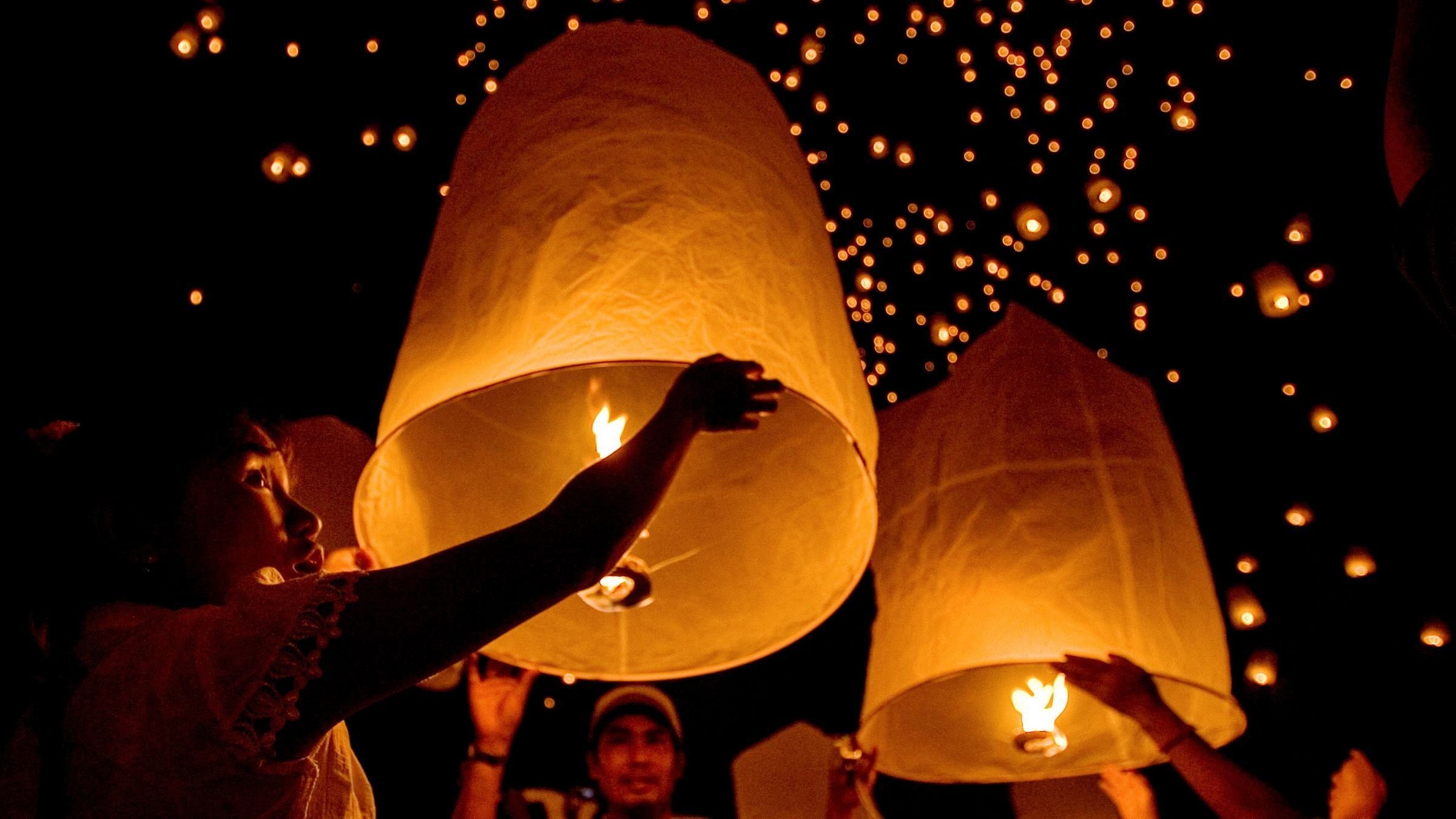Лой кратонг 2022. Небесный фонарик шар желаний. Воздушные фонарики. Фонарики 14 февраля. Фонарики запускать в небо.