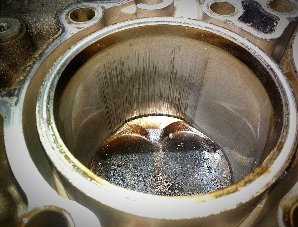 Как выглядят задиры в цилиндрах. Задиры цилиндра м50. Задиры гильзы д-245. Задиры amg63. Задиры цилиндра м50.