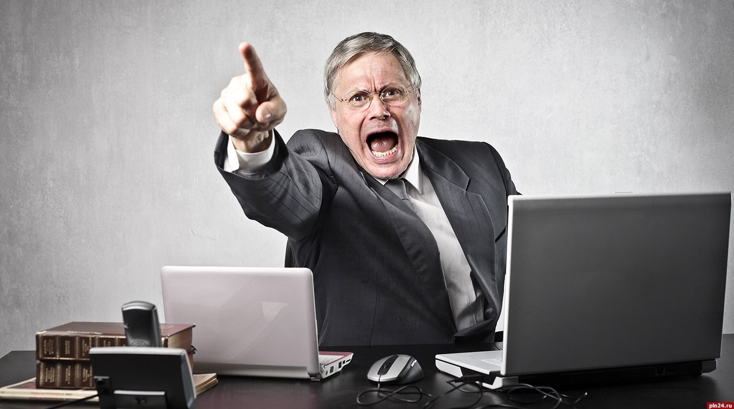 пятница в офисе. фотосессия в офисе. начальнику после работы. работник и работодатель. уставший человек в офисе.