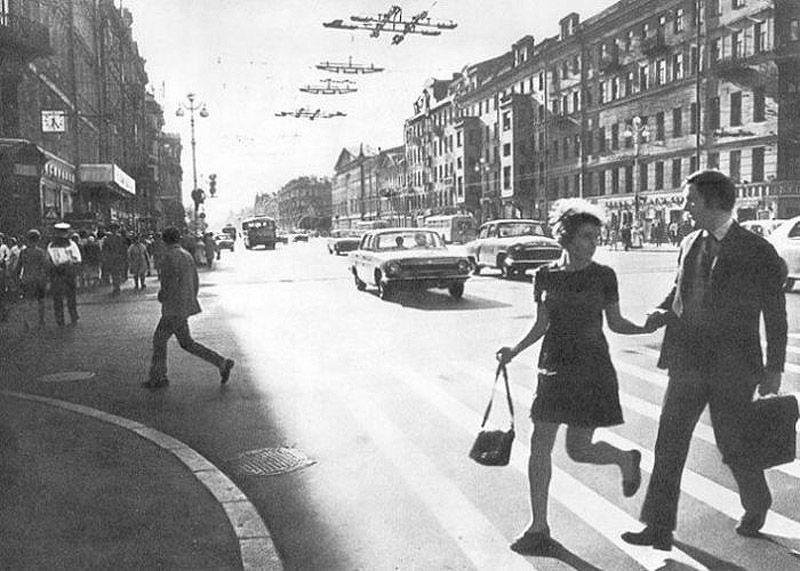 Ссср прошлого. Советская жизнь 1970е. Советские люди на улицах города. СССР прохожие на улице. Люди в городе лето СССР.