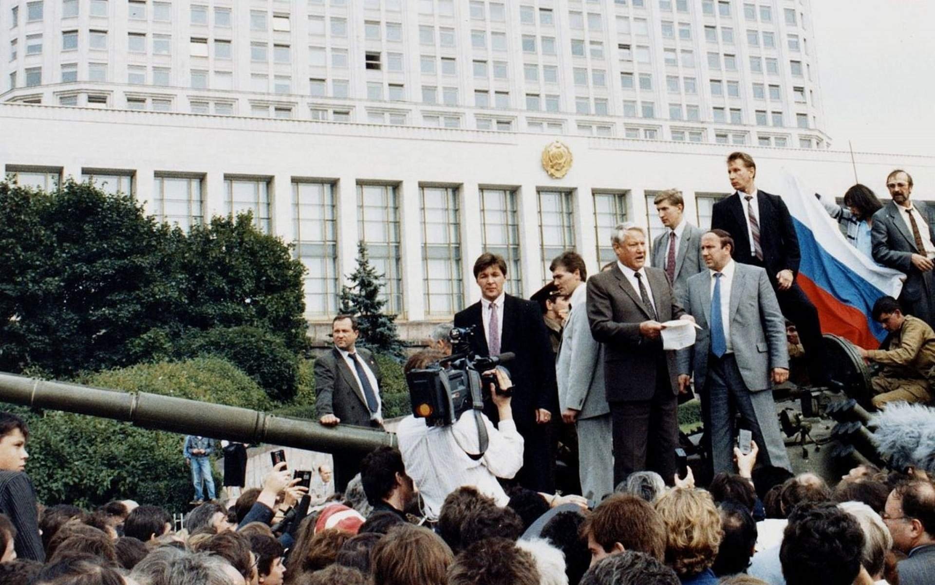 27 августа 1991. Путч 1991 Ельцин на танке. Августовский путч Ельцин на танке. Августовский путч 1991 года Ельцин. ГКЧП Ельцин на танке.