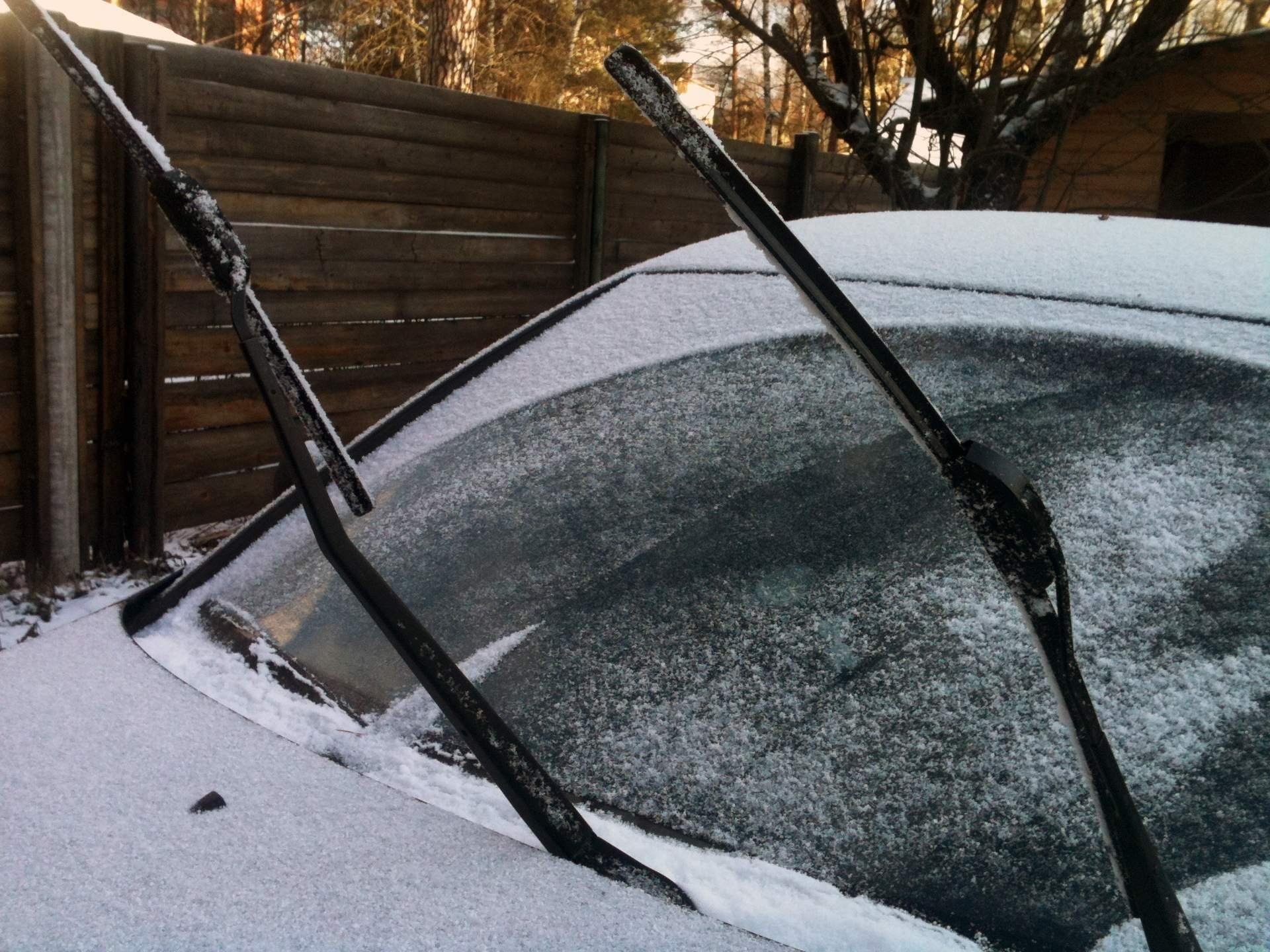 поднятые счётки на морозе. зимний режим дворников марк 2. щетки на лобовое стекло. щётки стеклоочистителя на авто зимой. дворники.