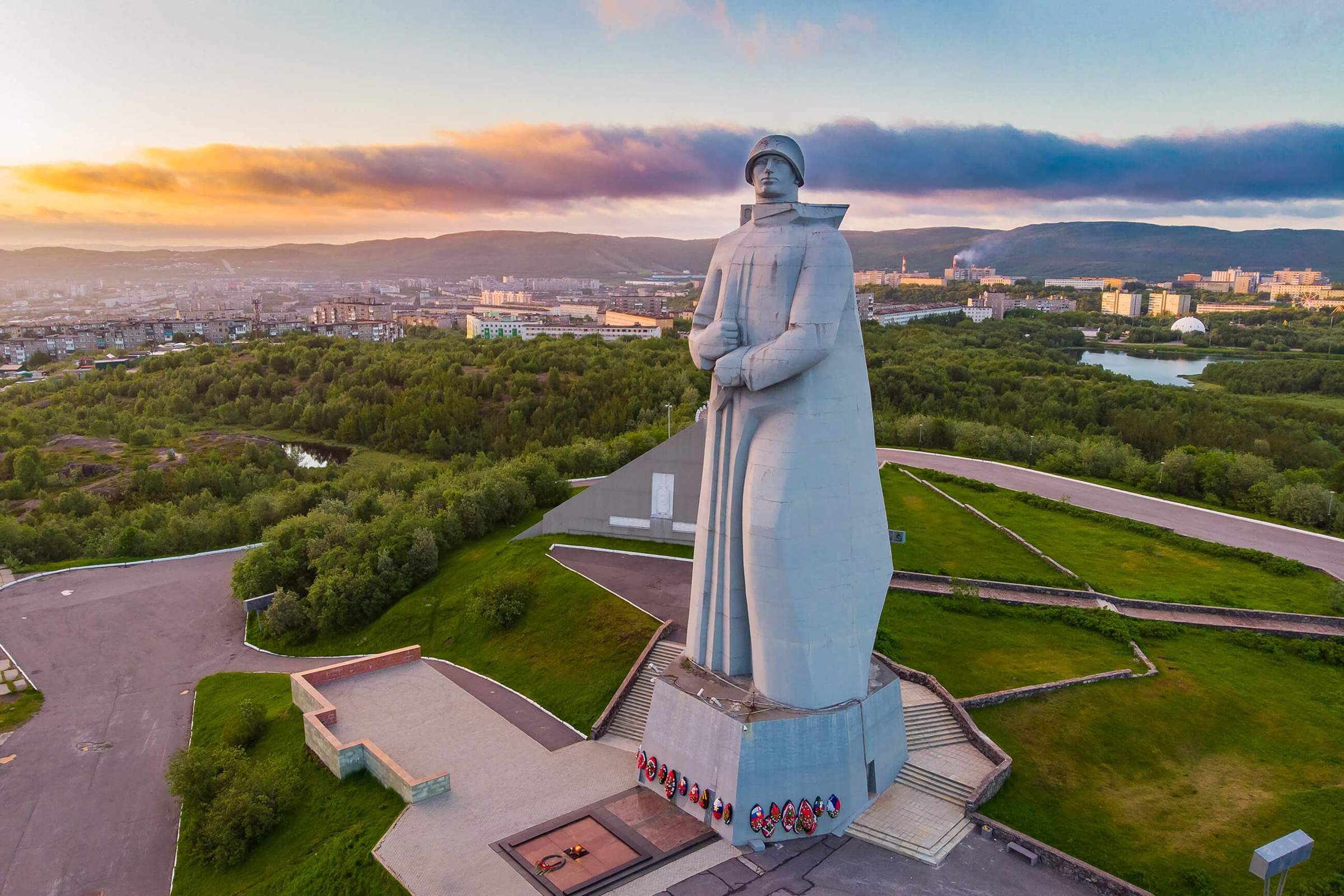 Фото памятника алеши