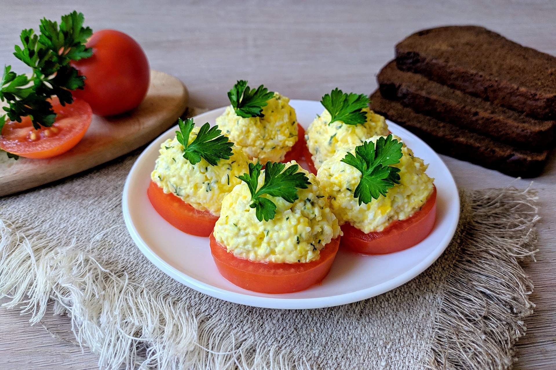 Закуска из плавленного сыра с чесноком и помидорами рецепт