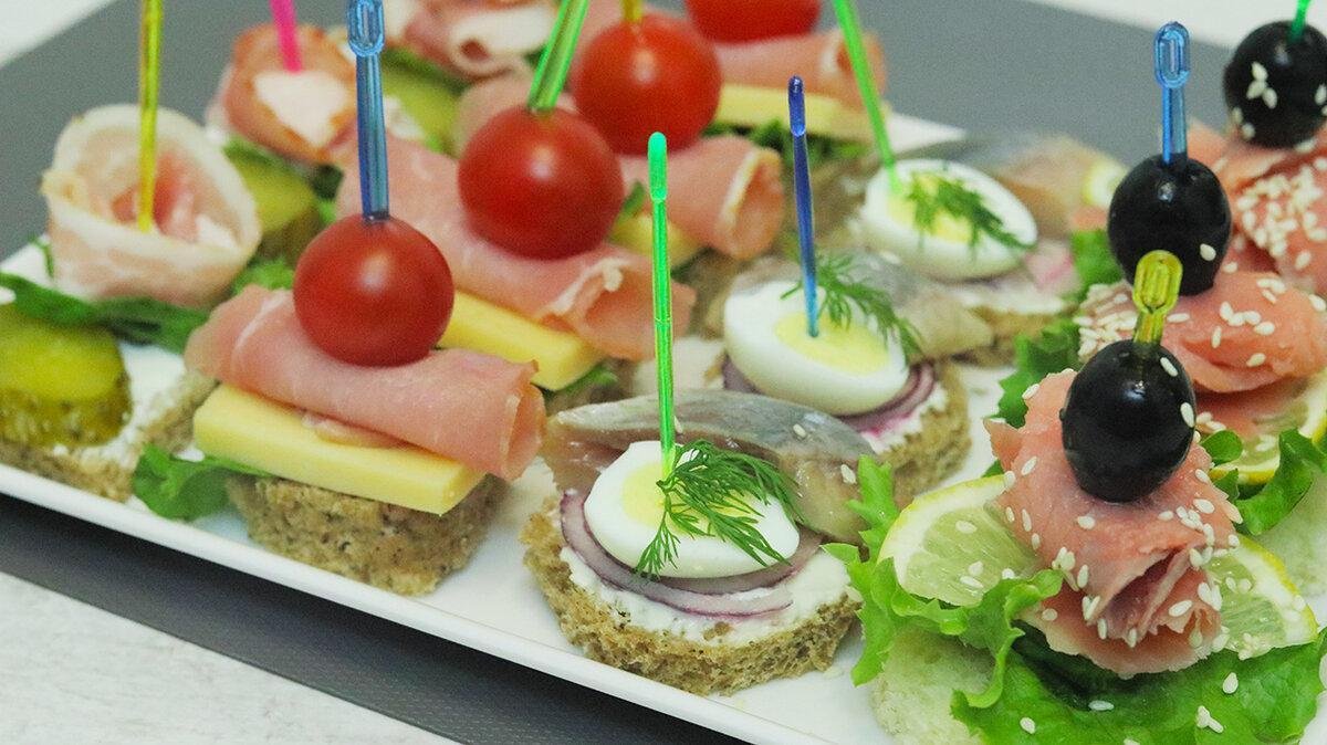 Кухня наизнанку праздничные закуски. Фингер фуд брускетты. Hot starters в еде. Романтическая закуска. Starters блюда.