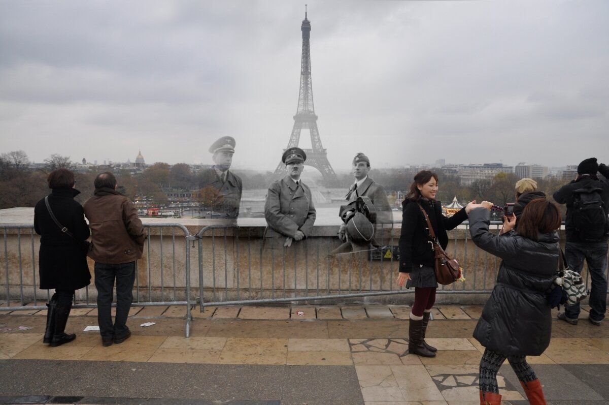 Фотография гитлера на фоне эйфелевой башни