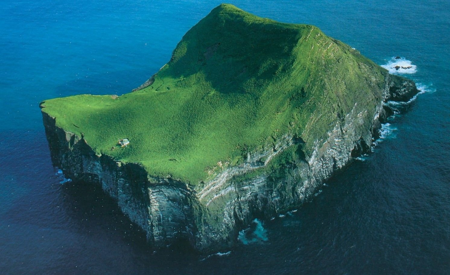 Дом в Исландии на скале