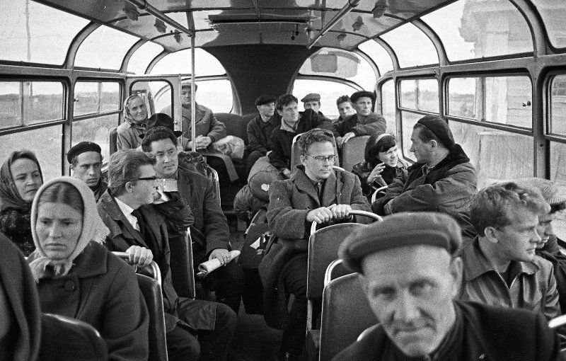 В минуты когда троллейбус с пассажирами. Советские люди в автобусе. Советские автобусы и пассажиры. Пассажиры в Старом Советском автобусе. Люди в трамвае.