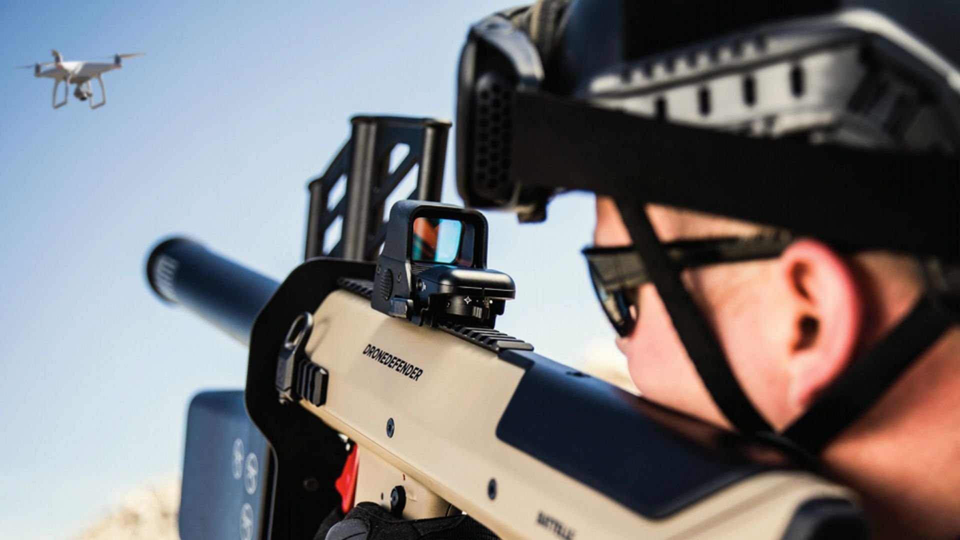 купол от дронов. глушилка дронов. человек с дроном в лесу. оператор дрона. пушки для беспилотников.