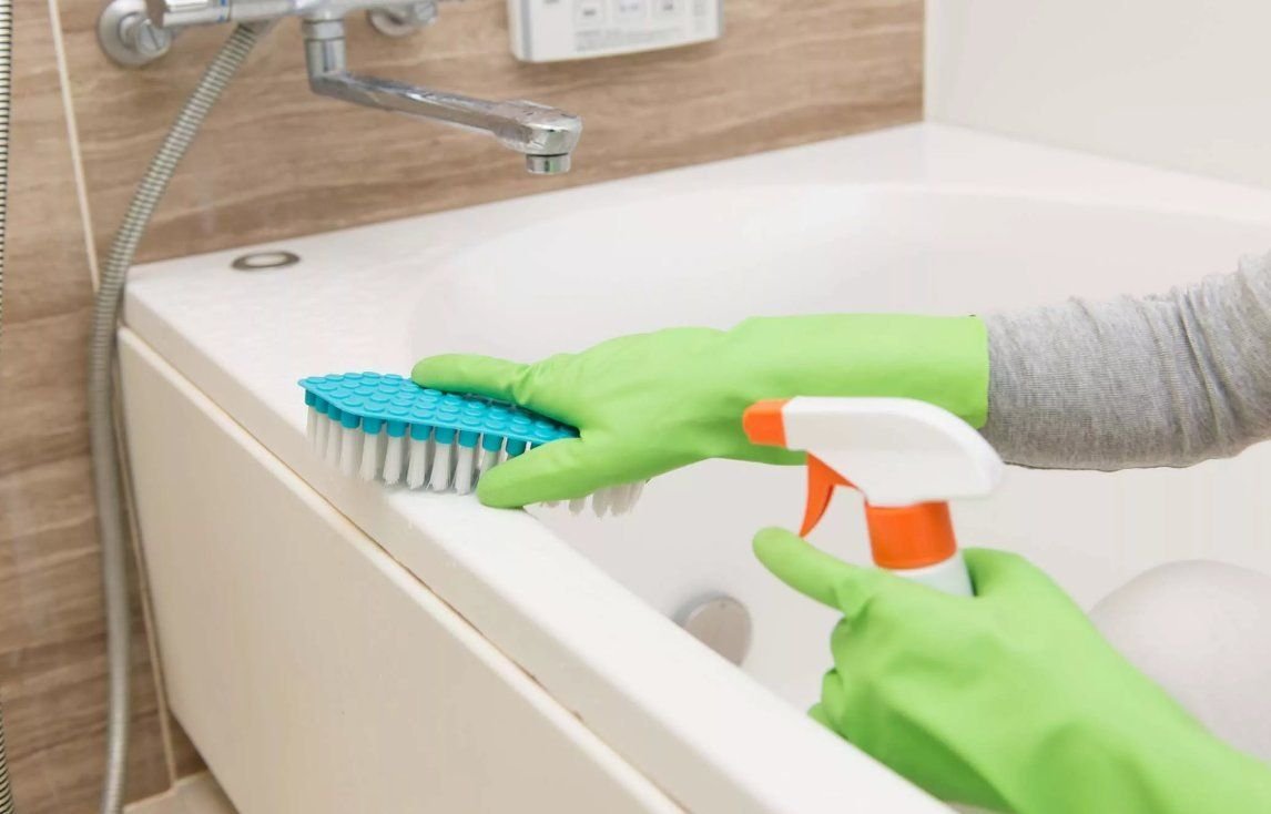 Чем отмыть ванную комнату. Мытье ванны и кафеля. Химчистка для ванна и туалет. Восстановление покрытия зеркала в ванной. Чистить плитку зубной щеткой.