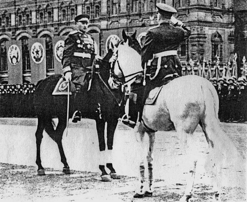 Жуков на параде победы 1945 фото