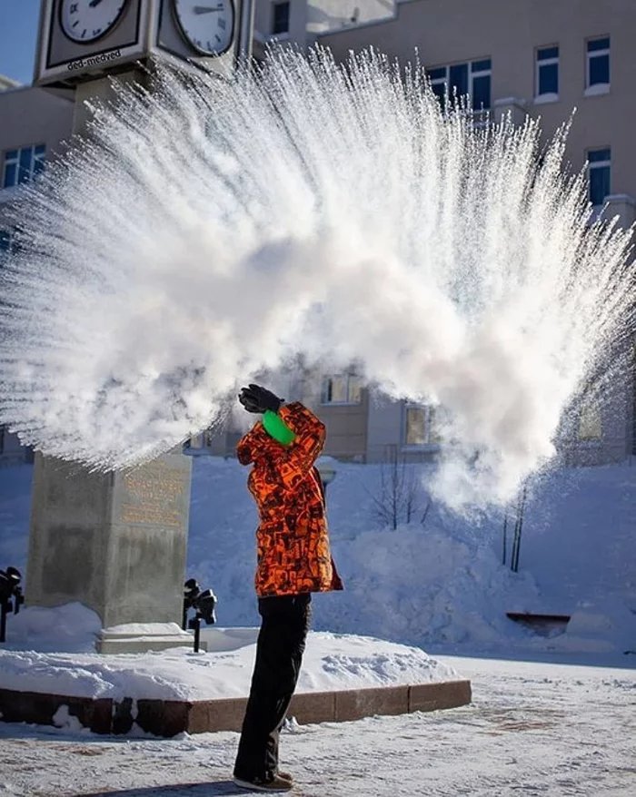 Брызги горячей воды на морозе. Талая вода в природе. Замерзшая вода. Вода замерзает на улице. Вода замерзает на улице.