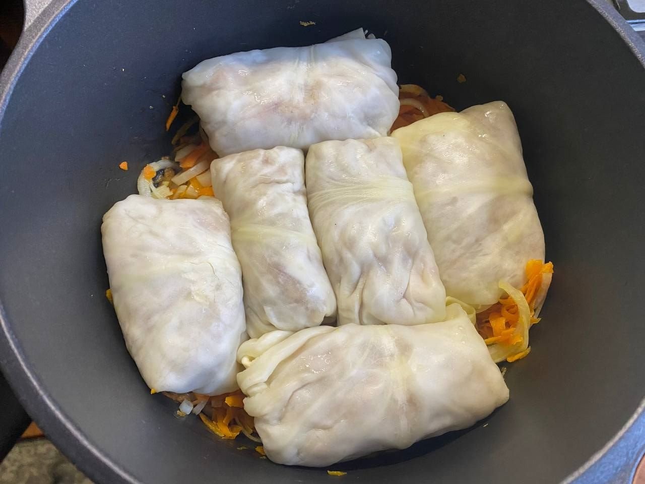 голубцы домашние в тарелке. маленькие голубцы. голубцы по домашнему. Panquecas. голубцы с мясом.