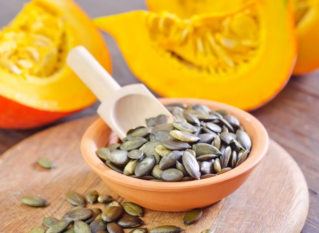 Как чистить тыквенные семечки от кожуры. Суперфуд семена тыквы. Нарезанная тыква с кожурой. Как чистить тыквенные семечки от кожуры. Семена тыквы извлекаем.