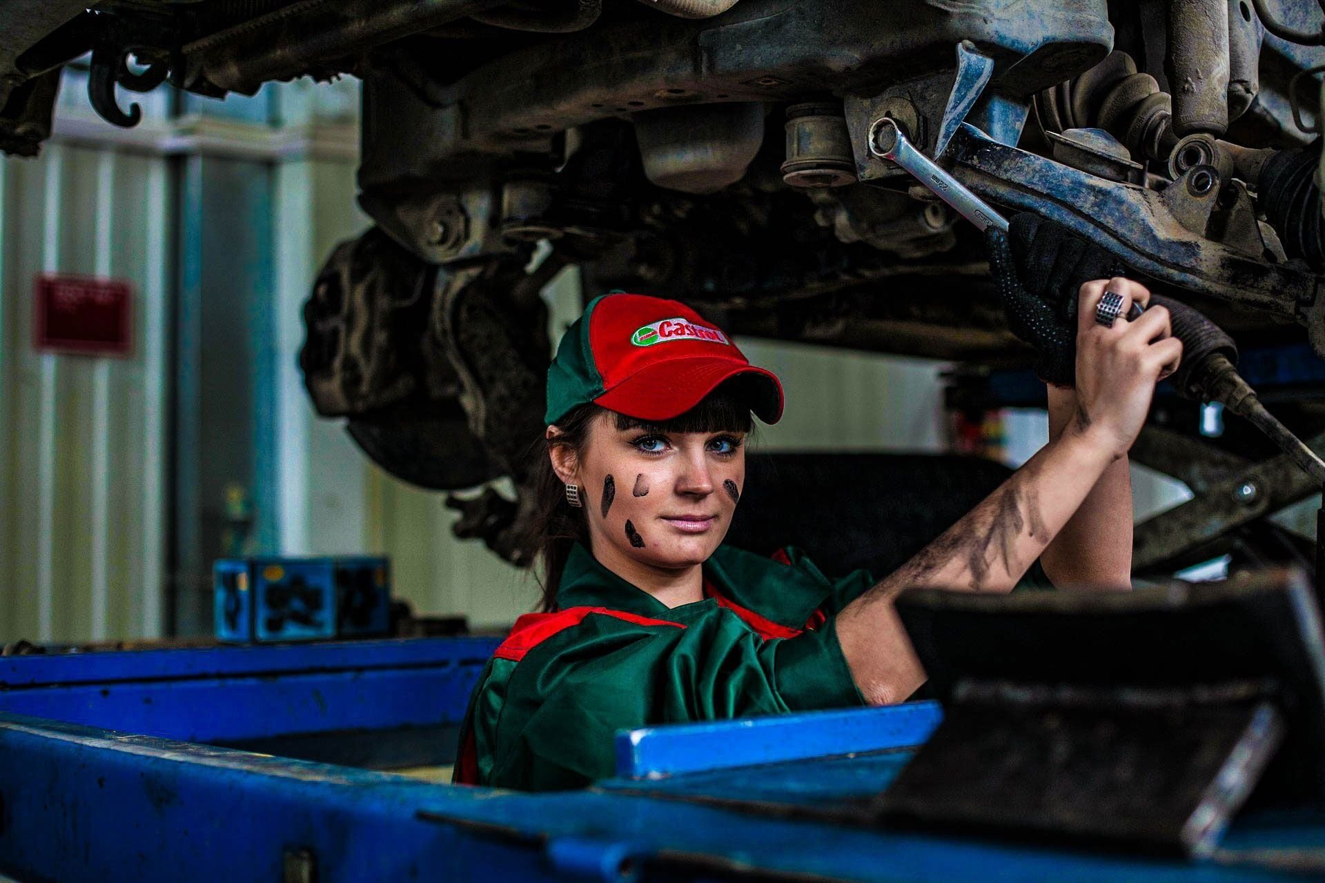 Слесарь. За станком. Выразил более проще знакомые слесари. Профессия автомеханик. Выразил более проще знакомые слесари.