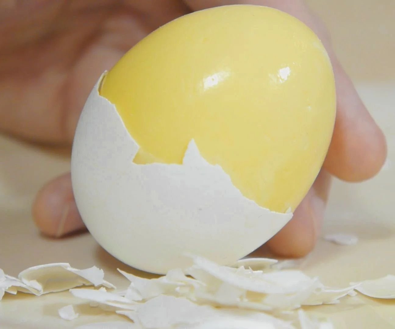 Кремовые яйца. Яйцо кремовое. Необычные вареные яйца. Желток вареного яйца. Отварные яйца.