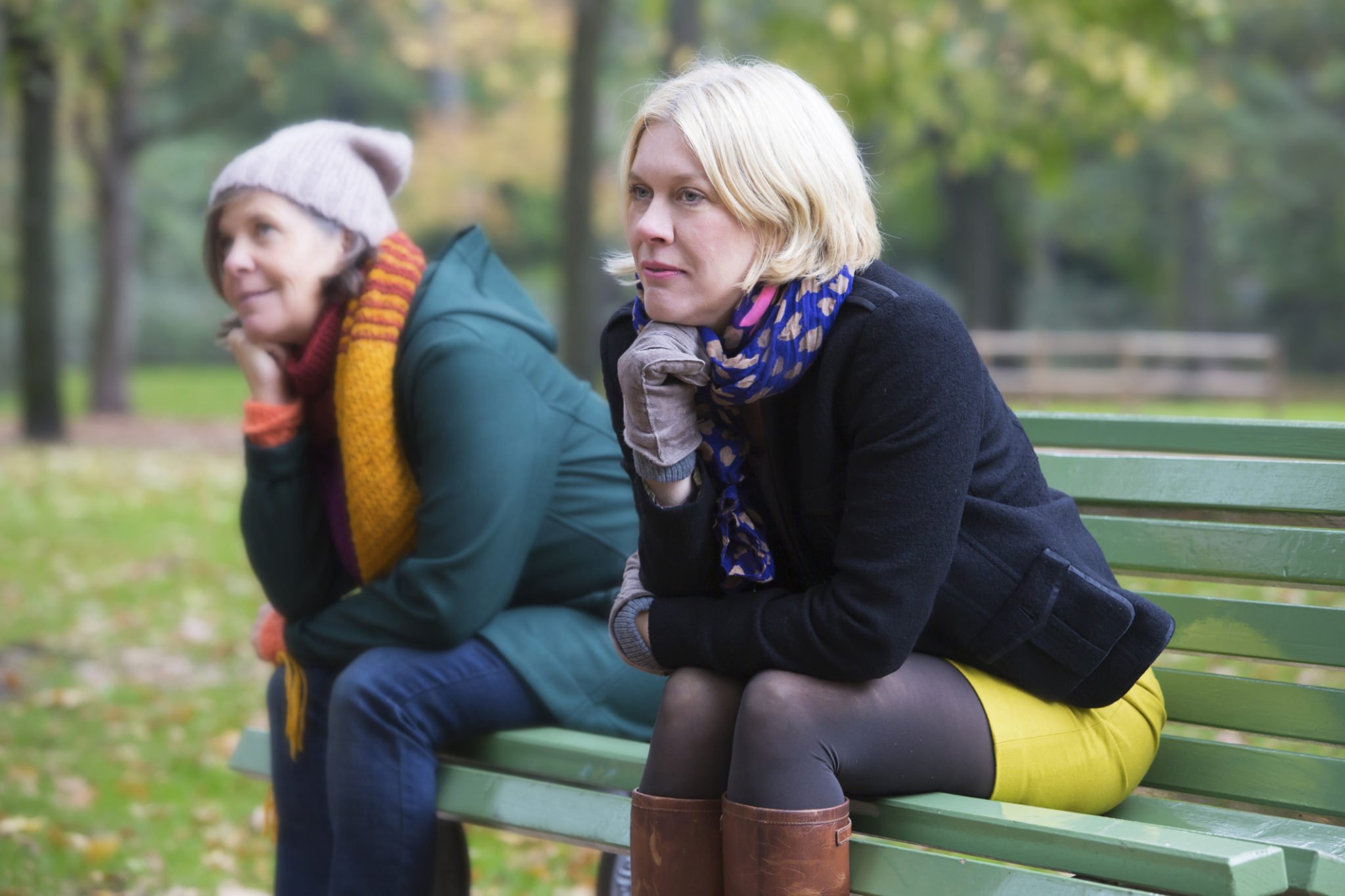 Группа сентябрь женщина курит на лавочке. Две женщины на скамейке. Две женщины в парке. Женщина в парке. Женщина на скамейке.
