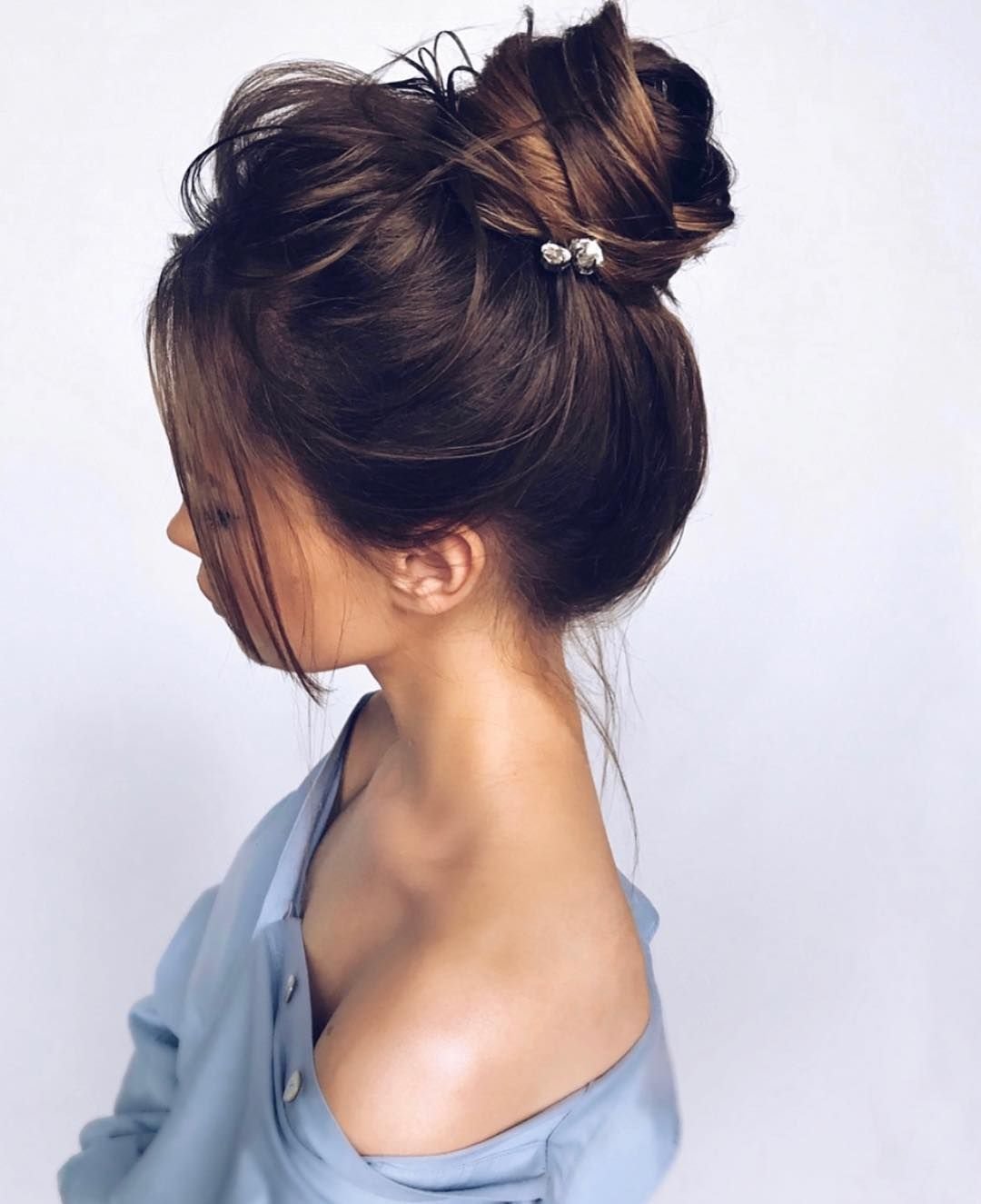 Прическа messy bun