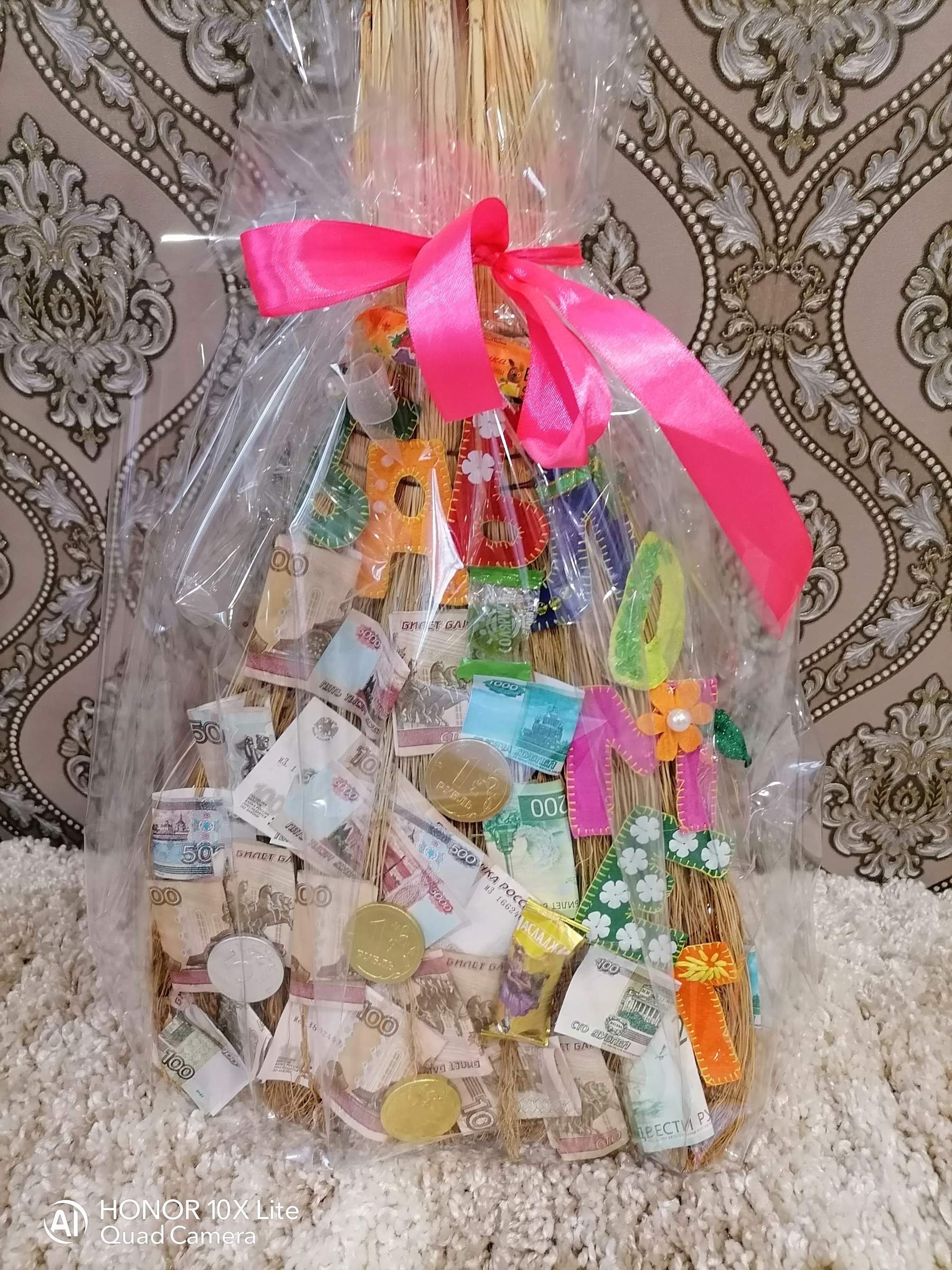 Подарок фото. Подарок в руках. Вручает подарок. Мужчина с подарком в руках. Подарок.