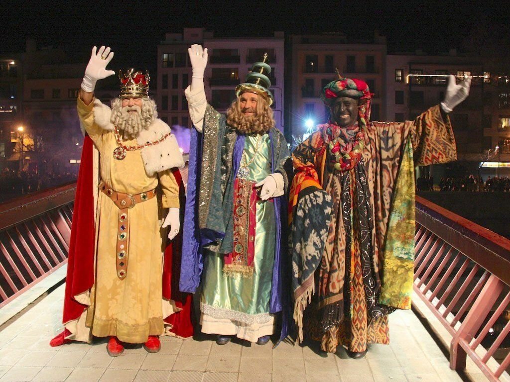 6 января праздник трех королей. ночь трех королей. ночь трех королей. кавалькада волхвов в испании. ночь трех королей.