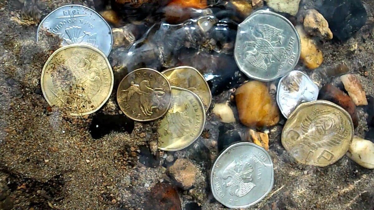 Нашел монету решкой. Монеты в воде. Монеты под водой. Море монет. Монетка в море.
