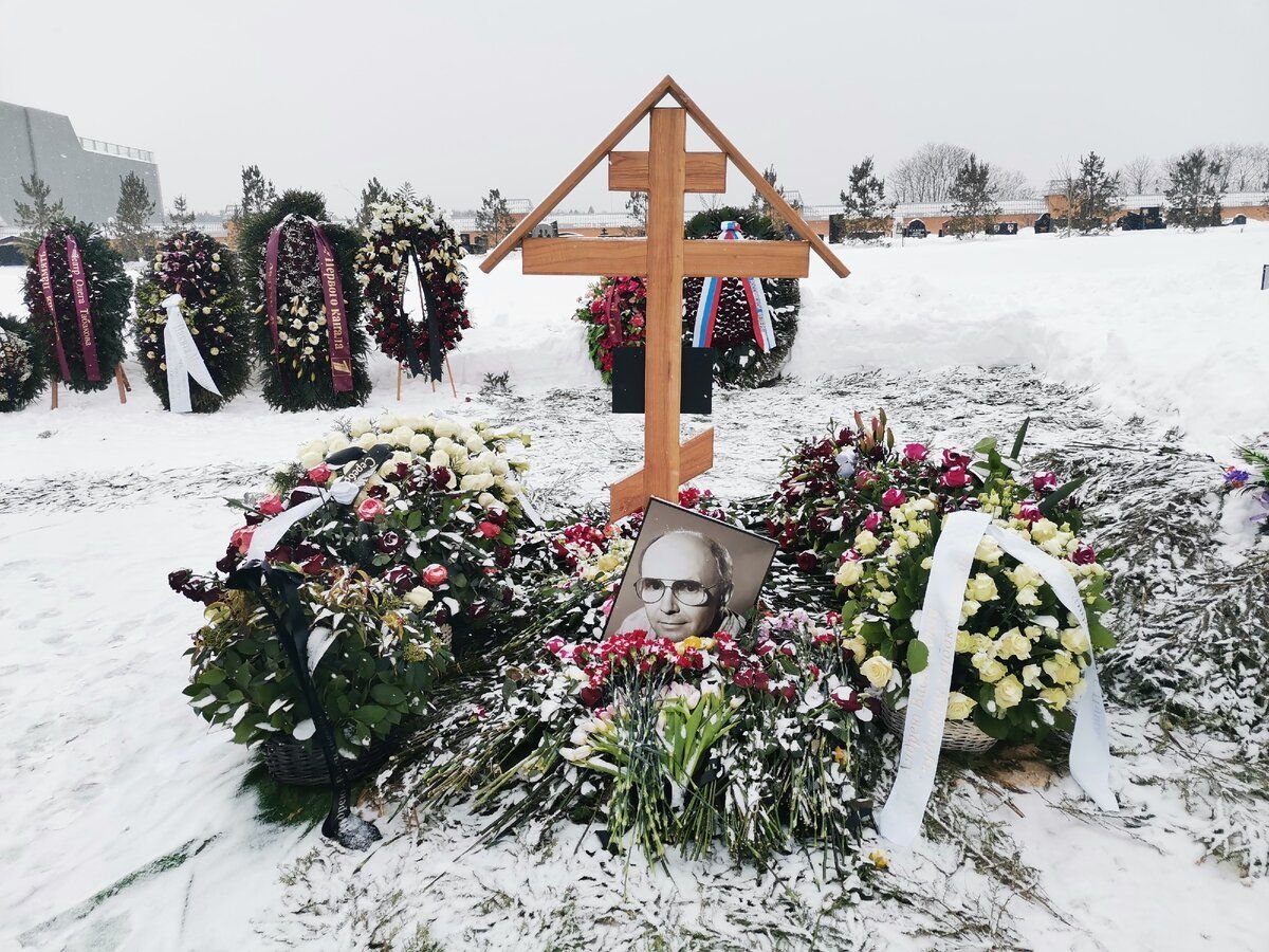 Фото похорон андрея. Троекуровское кладбище Мягков. Могила Андрея Мягкова на Троекуровском. Могила Андрея Мягкова.