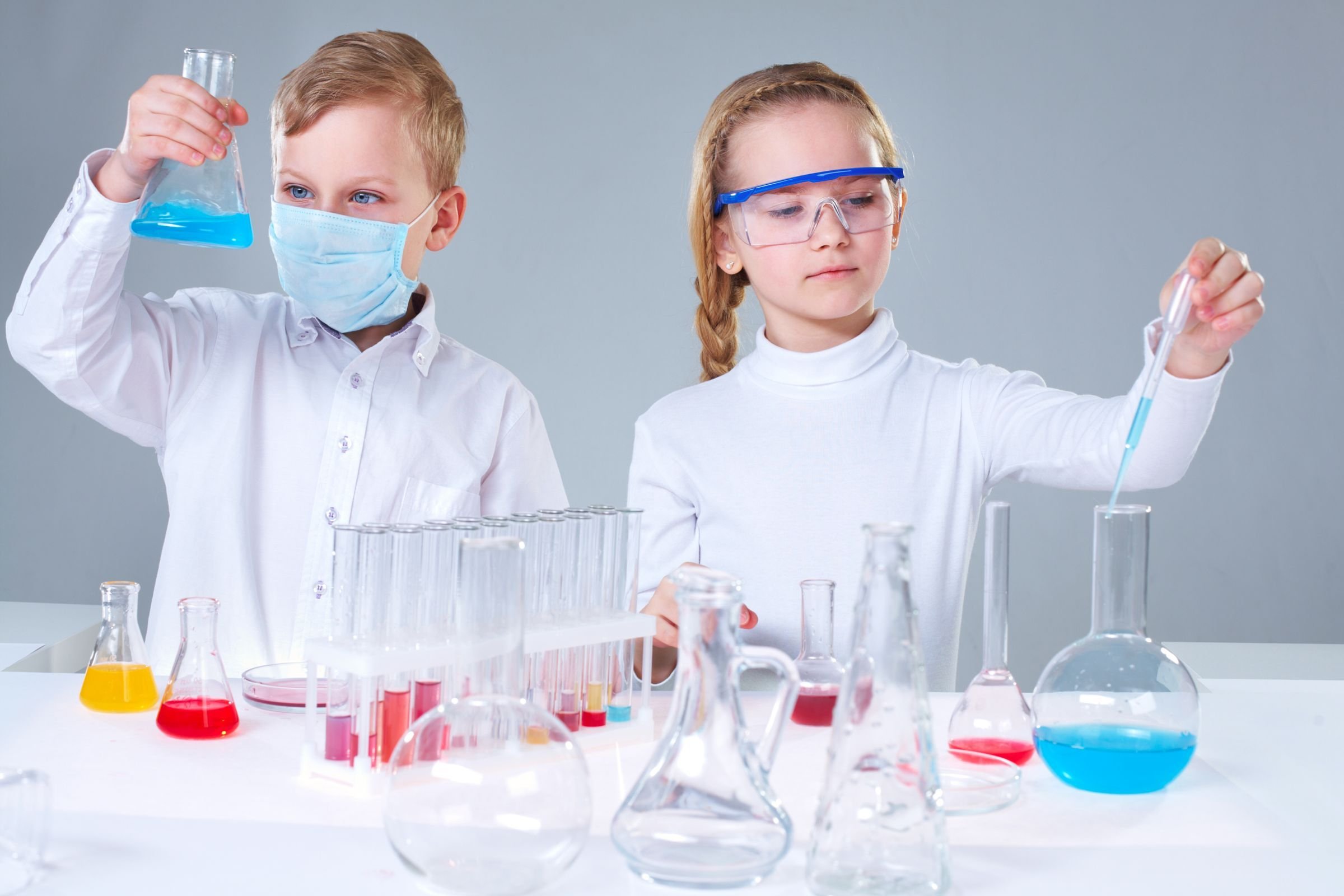 Наука в жизни детей. Дети химики. Опыты в лаборатории. Научные эксперименты для детей. Химические опыты для детей.